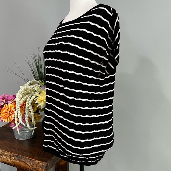 Loft Petites T-Shirt - Picture 3 of 10